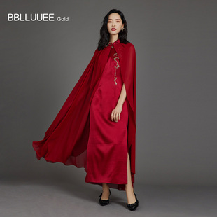 BBLLUUEE 立领长披风刺绣长裙 粉蓝衣橱红色轻奢礼服连衣裙女中式