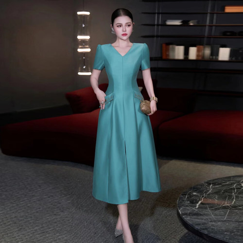2026年春夏法式优雅重工钉珠V领收腰显瘦中长款连衣裙大摆显瘦女