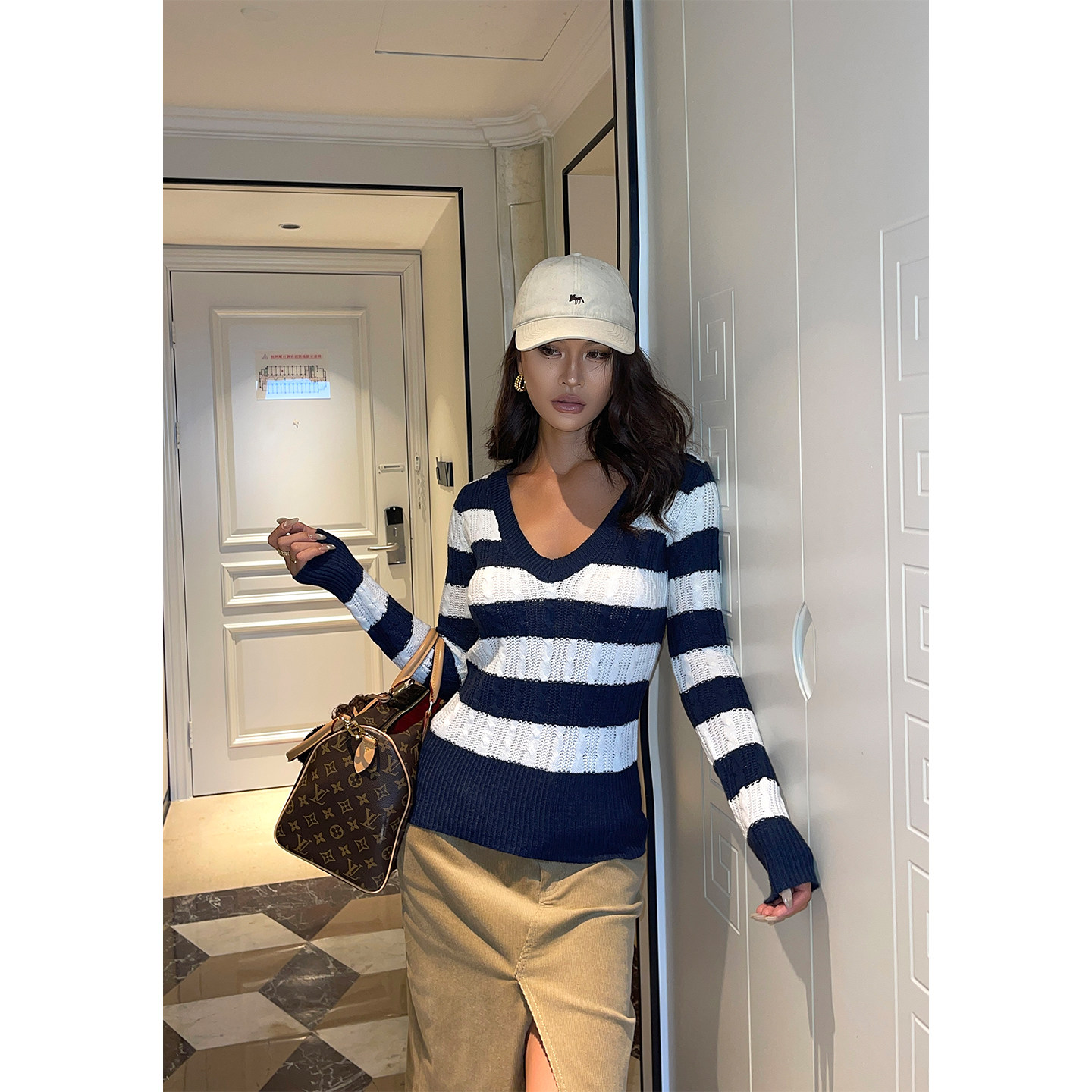 井也 性感V领长袖麻花条纹毛衣女2025秋季新款修身显瘦薄款上衣