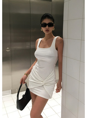 井也 辣妹无袖褶皱连衣裙女2025夏季新款高腰修身设计感包臀短裙
