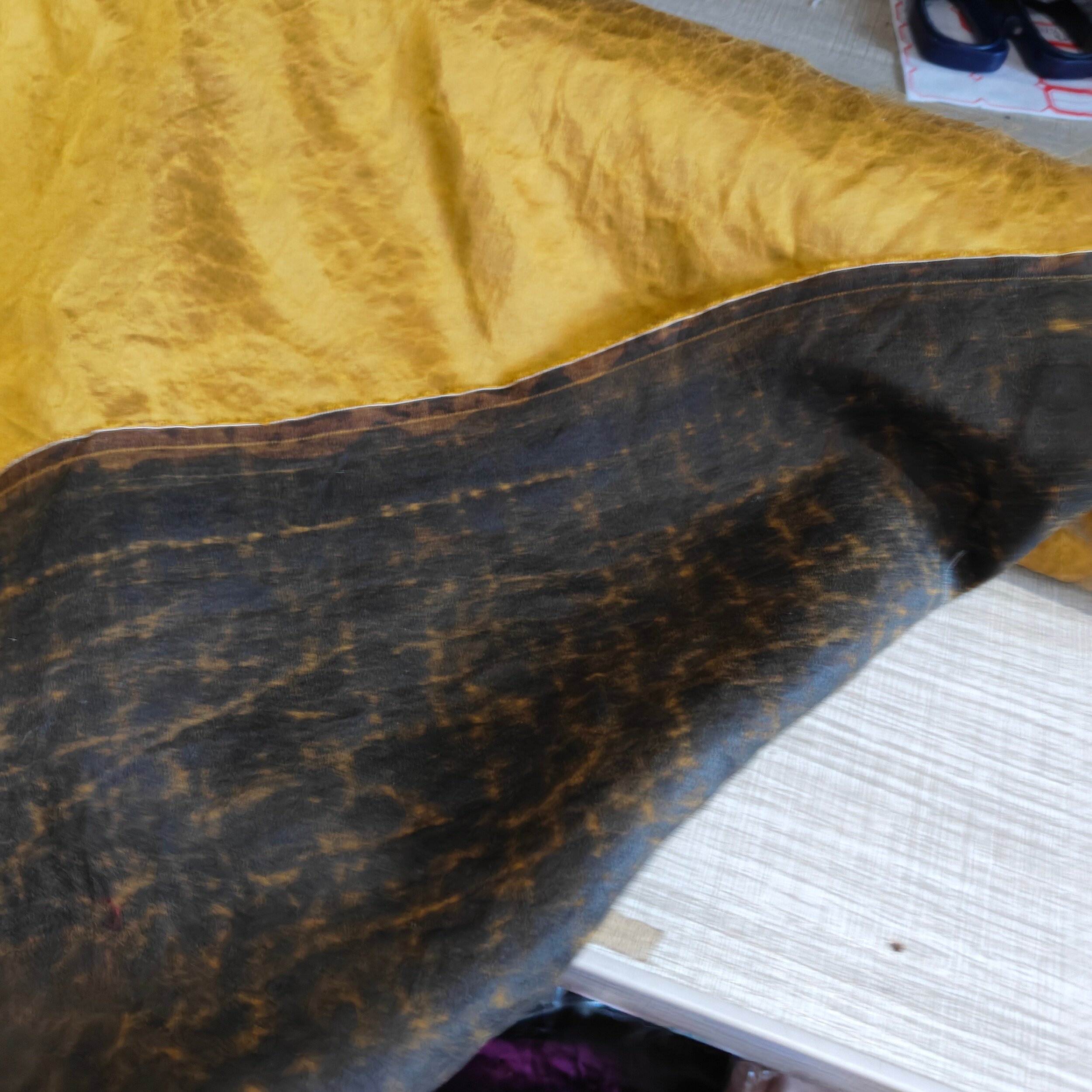 缎面金色龟纹香云纱面料 30姆米重磅丝绸大裂龟设计师布料古法泥