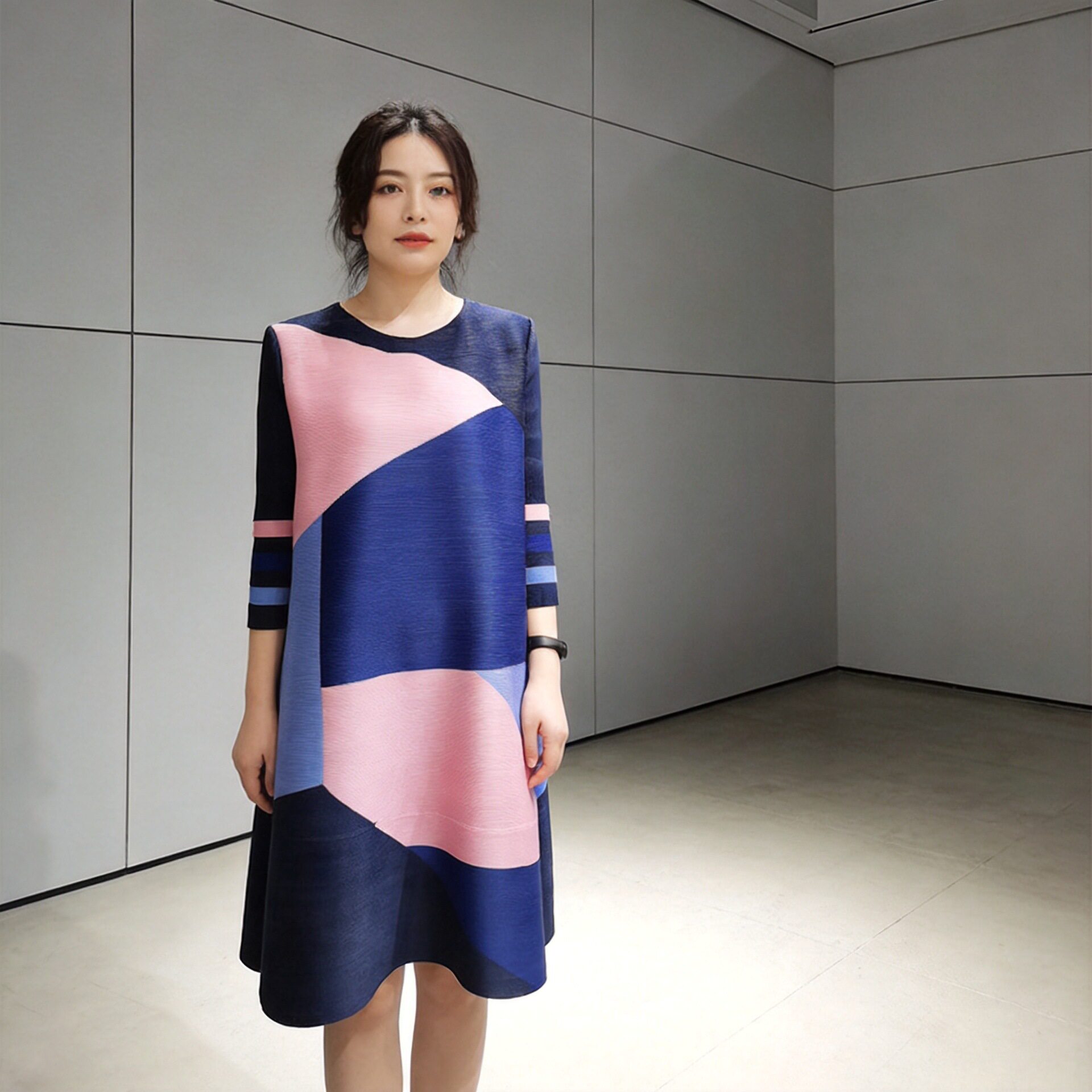 灵影褶皱L007【现货】三宅撞色连衣裙女大气时尚2026春季宽松遮肚