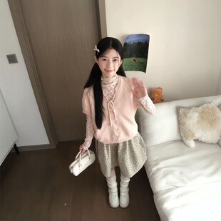 韩系甜美少女感粉色碎花内搭上衣叠穿针织马甲搭配高腰碎花半身裙