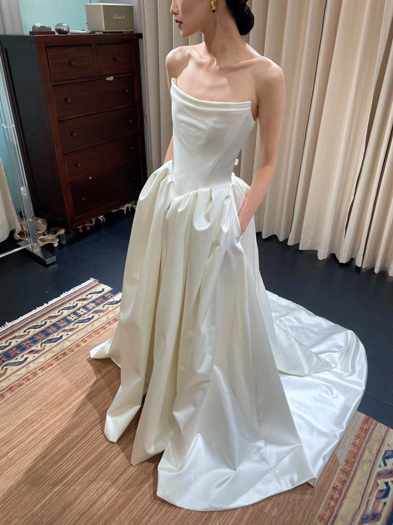 Простое атласное свадебное платье-топик для новобрачных в нишевом стиле, элегантная основная пряжа с небольшим шлейфом, съемка путешествий на открытом воздухе, пряжа для небольших вылазок Изображение 1