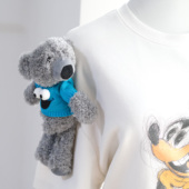 克莱因蓝色毛衣小熊胸针玩偶配件芝麻街联名毛绒公仔挂牛仔裤 饰品