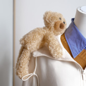 趴着歪脸棕色小熊挂件带按扣卡通衣服胸针布偶情侣卫衣配饰28cm