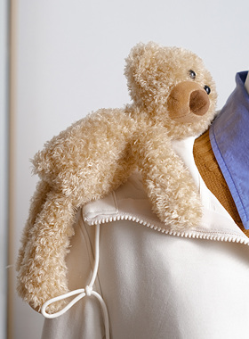 趴着歪脸棕色小熊挂件带按扣卡通衣服胸针布偶情侣卫衣配饰28cm