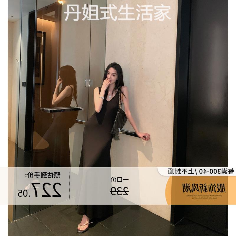 区区欧阳 V领黑色吊带连衣裙女夏季新款收腰显瘦长裙修身长款裙子