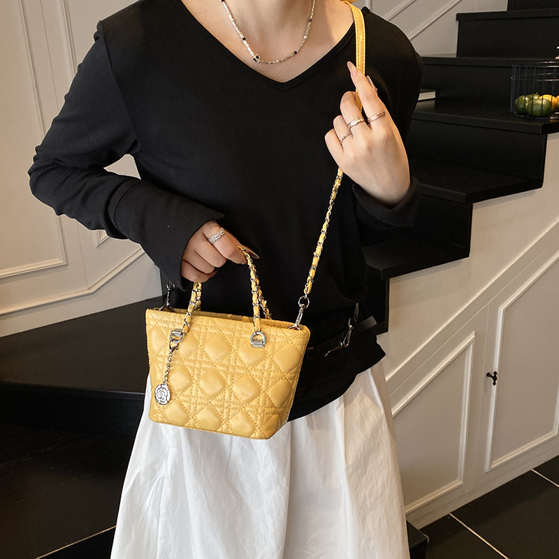 2025新款时尚百搭大容量女士单肩斜挎包休闲小众设计感轻便斜跨包