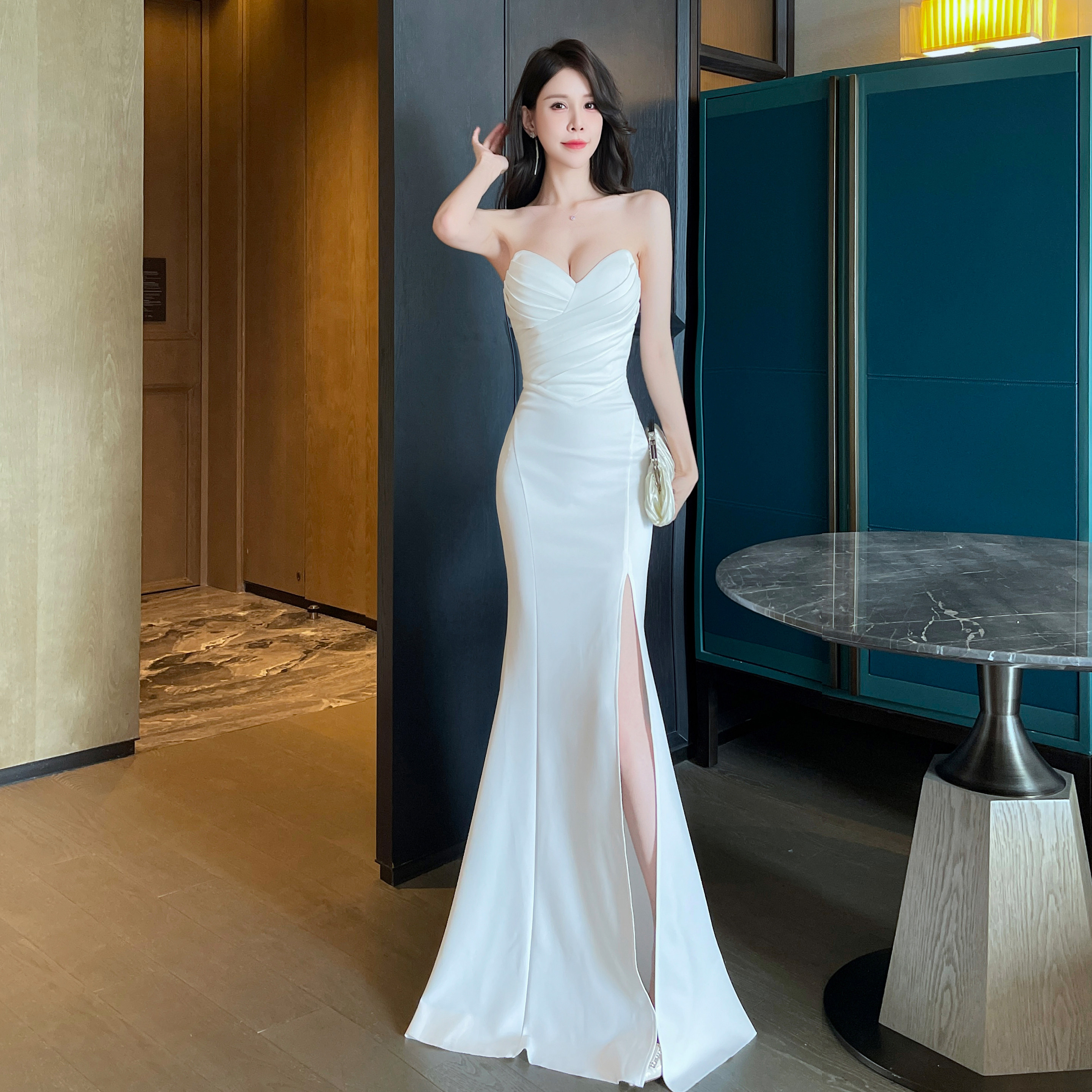 白色抹胸晚礼服女性感开叉