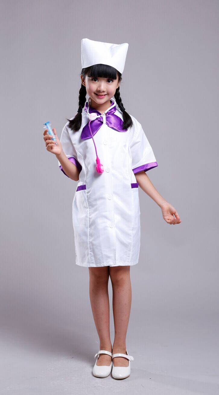 幼稚園の児童は服装の男の子の医者の女性の看護婦の役の職業を演じて服装の白衣を演じます