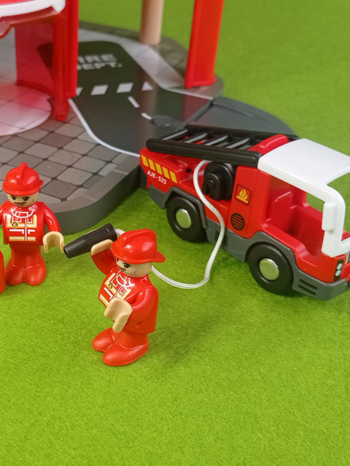 CROSS BORDER EXPORT WOODEN FIRE STATION FIRE STATION TRACK TOY BOY INS ASSEMBLING BLOCKS COMPATIBLE WOOD TRACKS