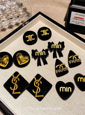 法式复古黑色丝绒耳钉女字母2026新款秋冬高级感耳饰气质耳环小众