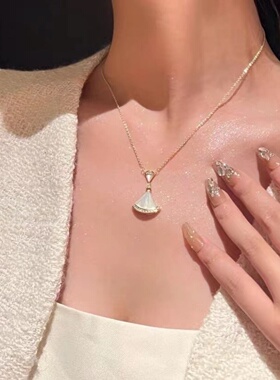 扇形项链锁骨链女轻奢双裙子大白贝母精致简约气质百搭冷淡风吊坠