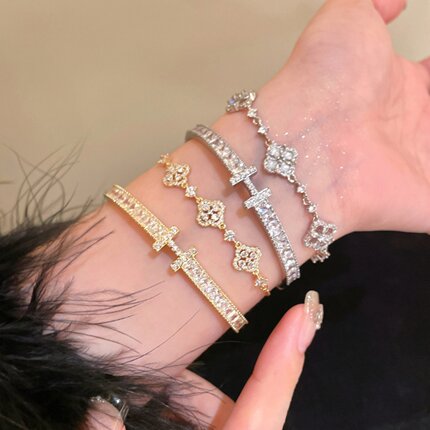 手链女金色花朵四叶草满钻银色手镯轻奢叠戴闪钻高级小众精致百搭