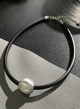 小众圆球颈链黑色皮绳choker项圈皮质轻奢高级感锁骨链女项链配饰