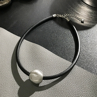 小众圆球颈链黑色皮绳choker项圈皮质轻奢高级感锁骨链女项链配饰