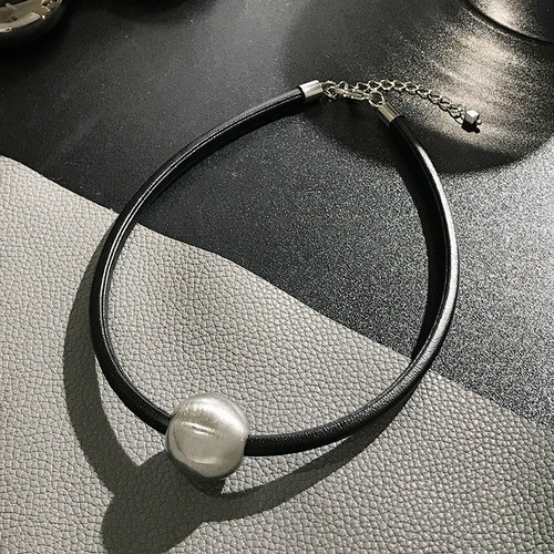 黑色皮革颈链圆球choker项圈