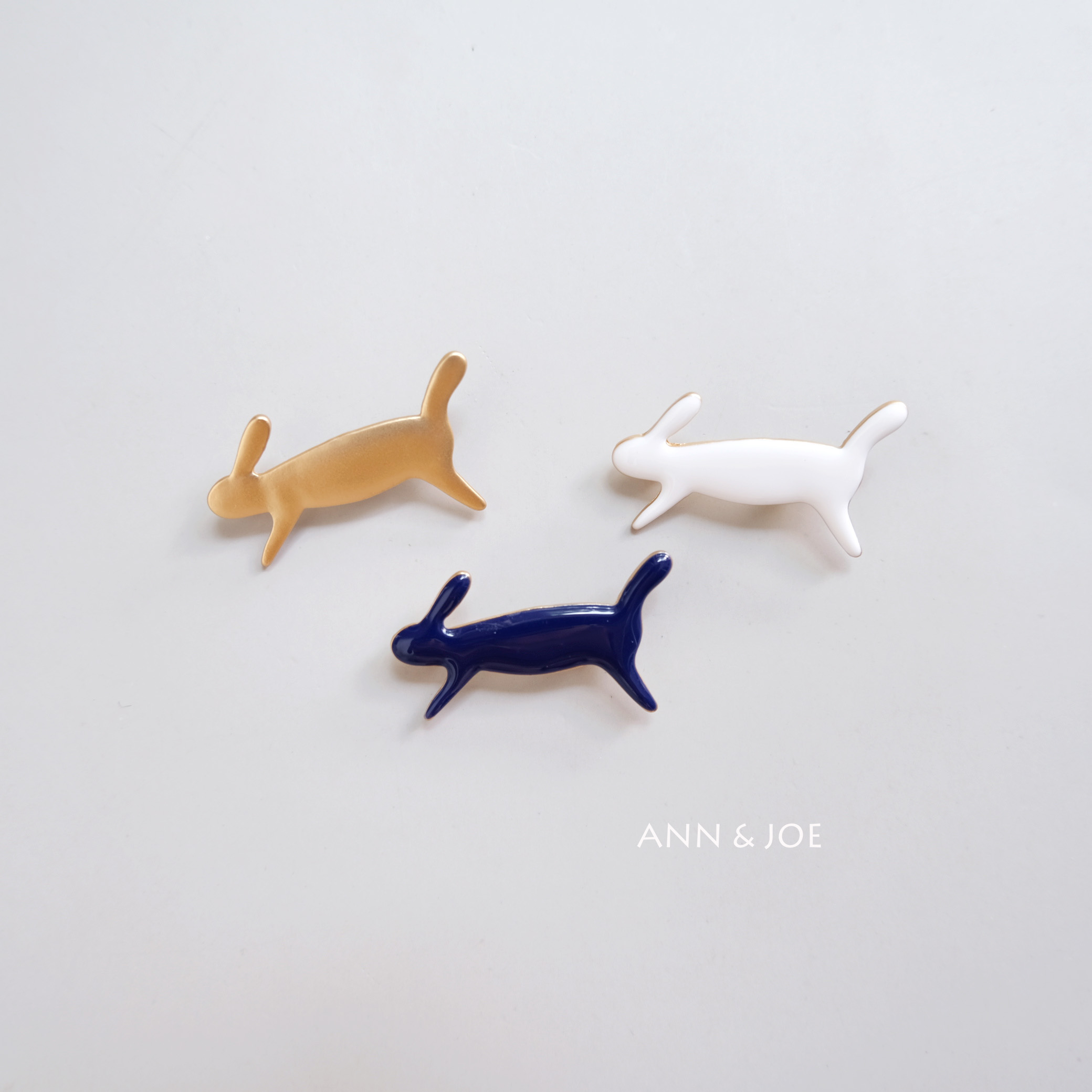 跑兔卡通滴釉合金胸针