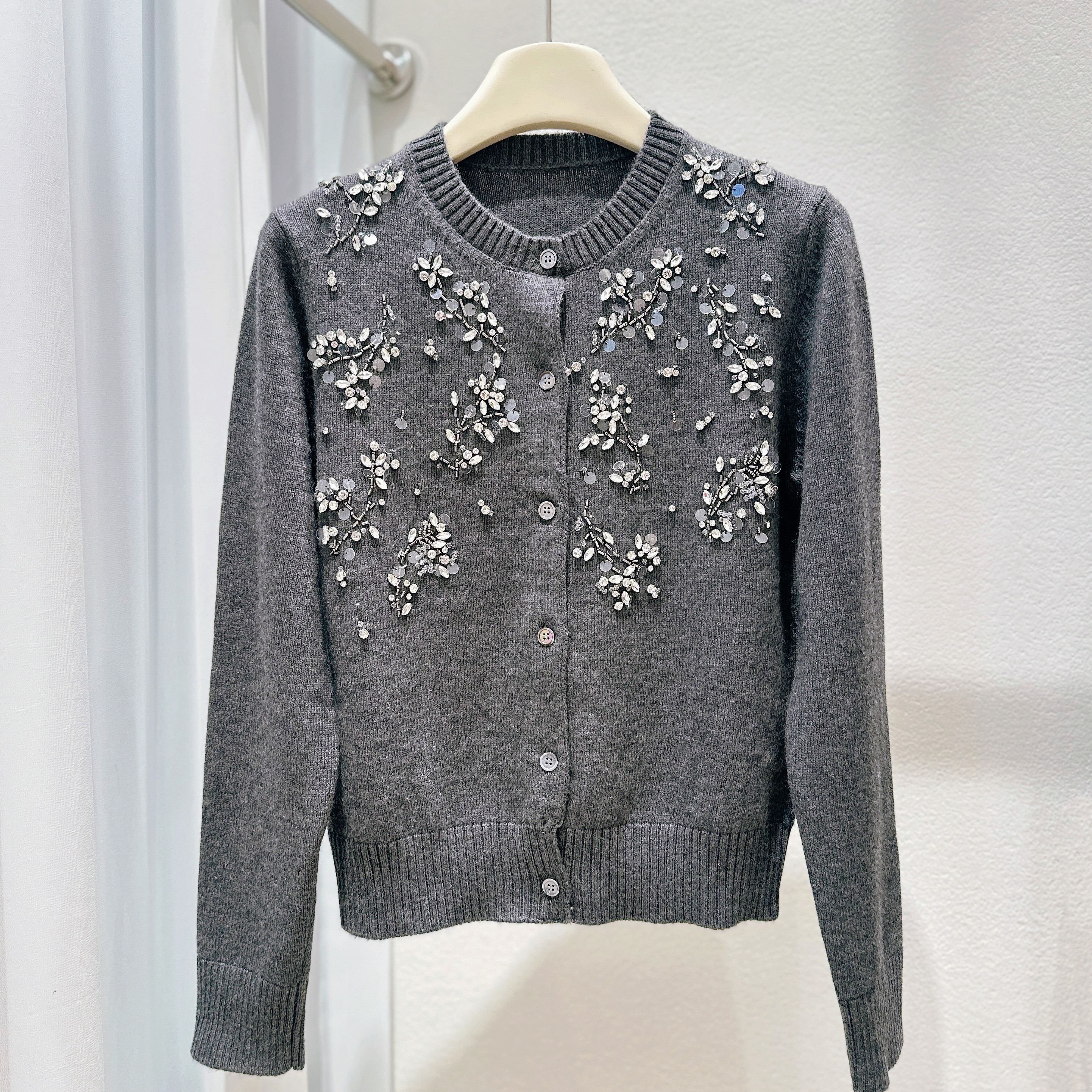 重工钉珠亮片灰色针织开衫女春秋高级感圆领羊毛羊绒混纺毛衣外套