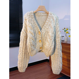 手工粗线编织 宽松慵懒风短款麻花针织开衫女秋冬V领短款毛衣外套