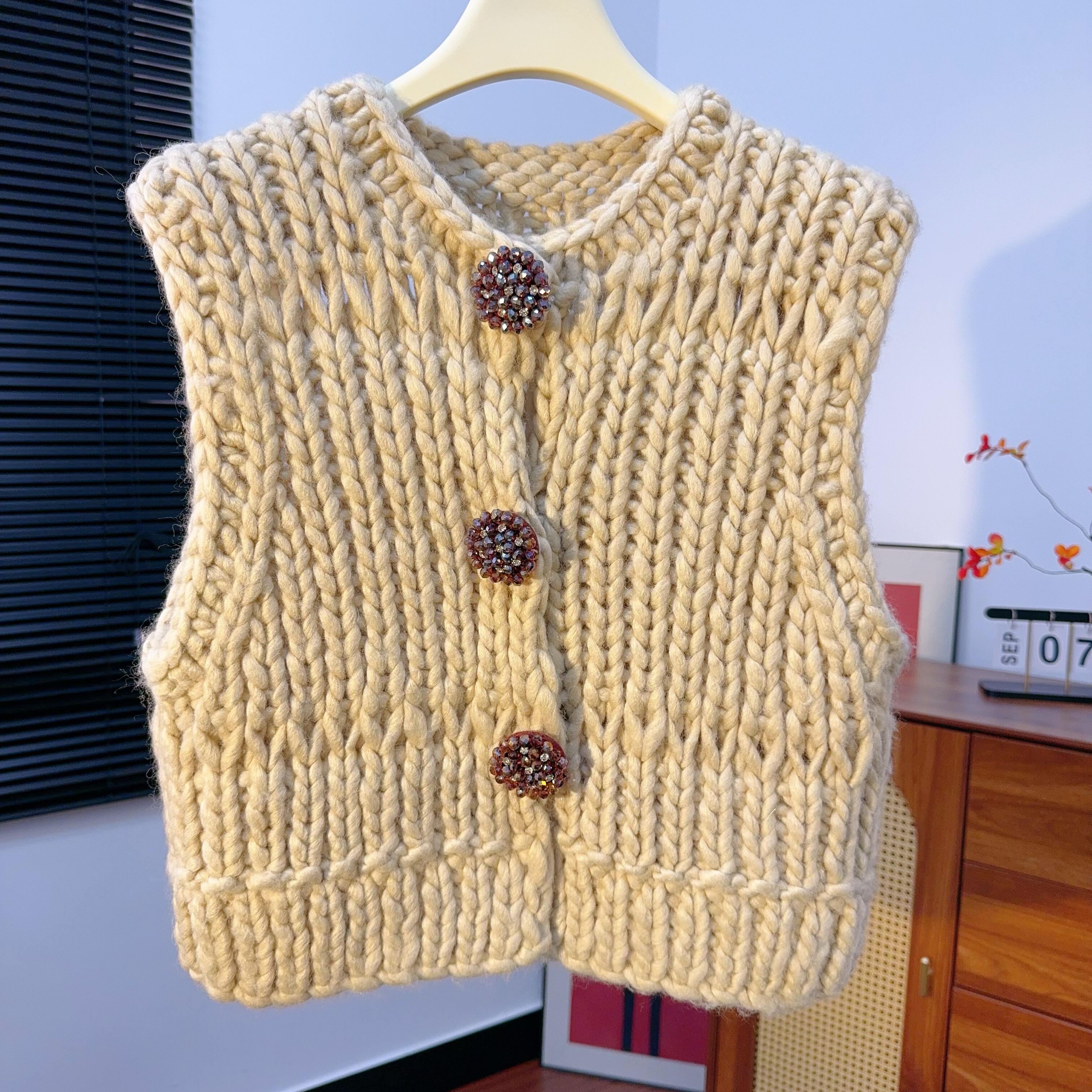 纯手工粗针编织马甲女重工水钻纽扣针织背心秋冬叠穿无袖毛衣坎肩