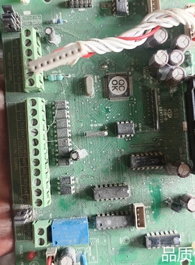 适配变频器主板，绿色PCB电路板，带接线端子和连接线。实物拍议