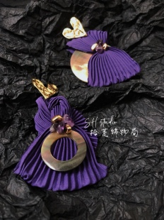 原创梦幻紫色水晶三宅褶皱布不规则银针保色抗氧化耳饰高级黑贝