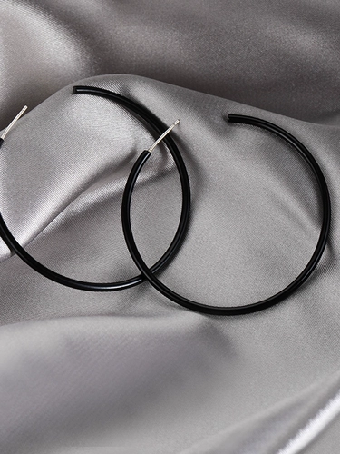 Z小姐 Черные серьги, 2025 года, популярно в интернете