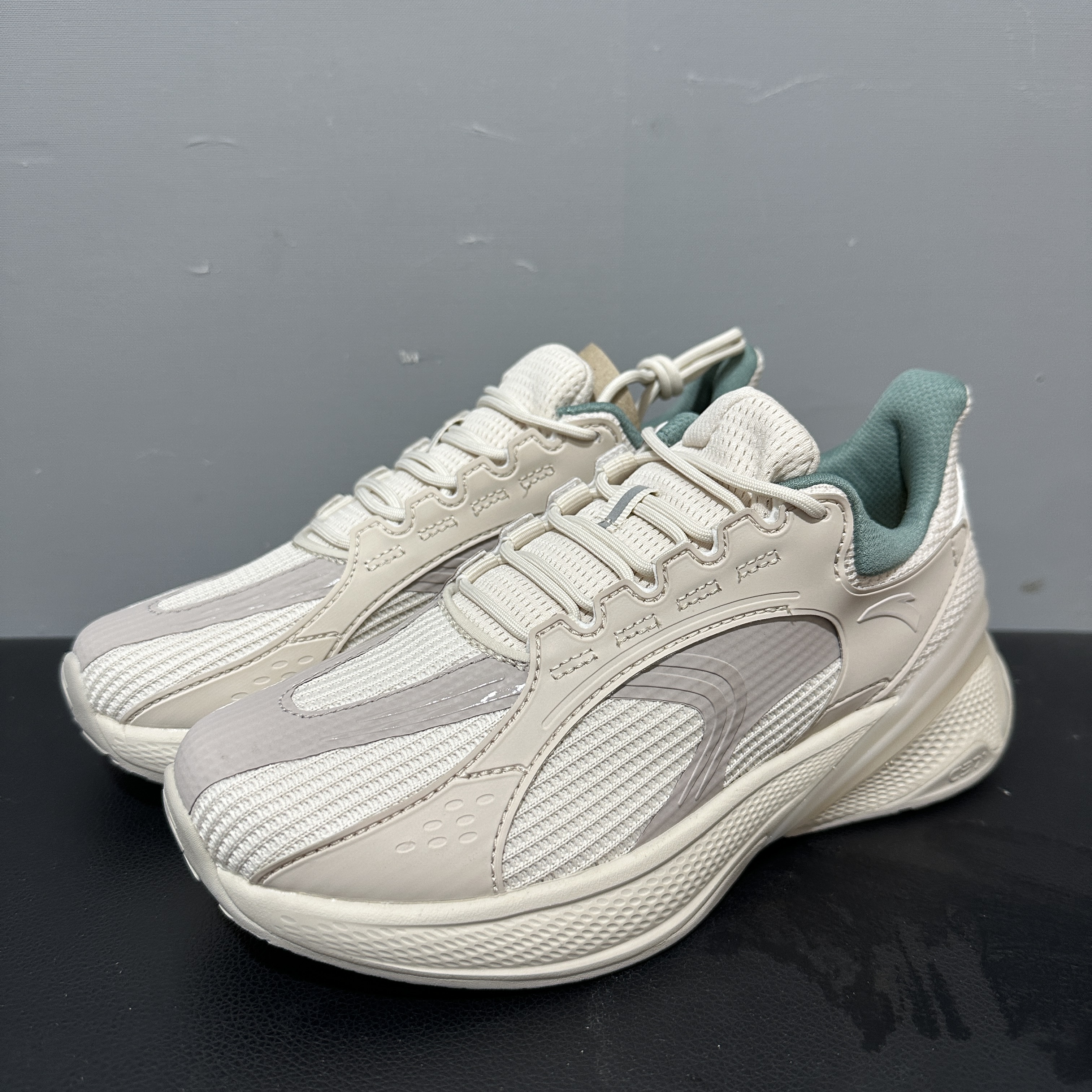 安踏C37凌绝跑步鞋女冬季透气轻便跑鞋软底减震女运动鞋922245538