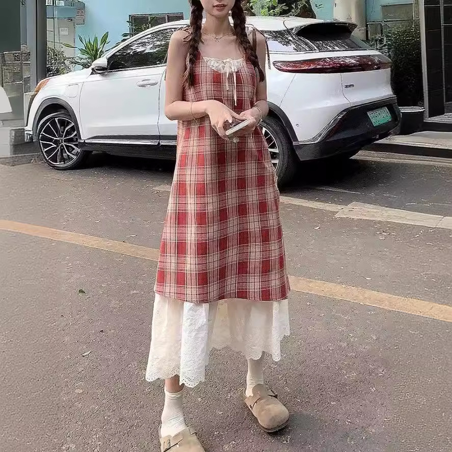法式复古红色格纹吊带连衣裙女夏季甜美气质显瘦露背假两件度假裙