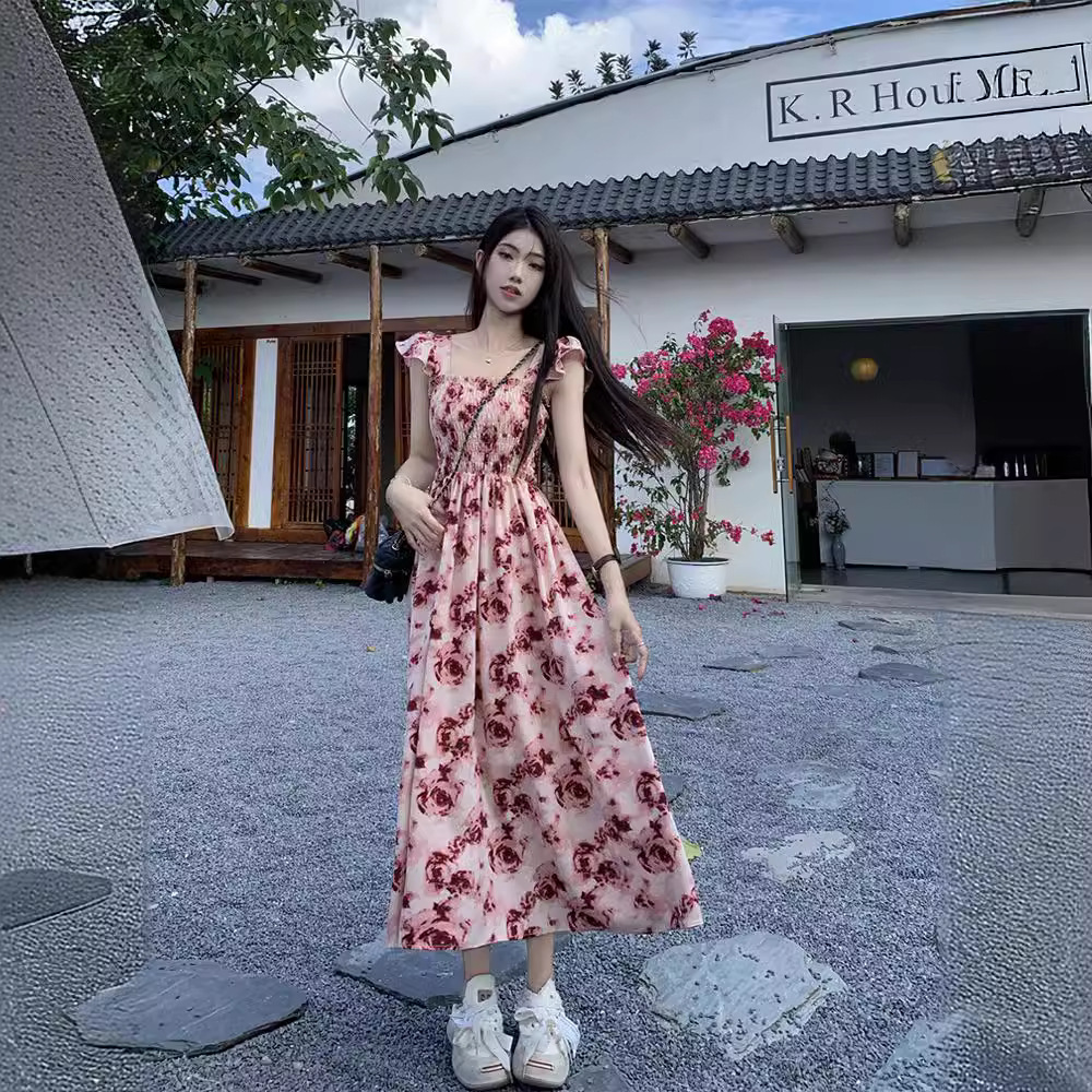 方领碎花连衣裙女夏季甜美收腰显瘦吊带裙小飞袖海边度假沙滩长裙