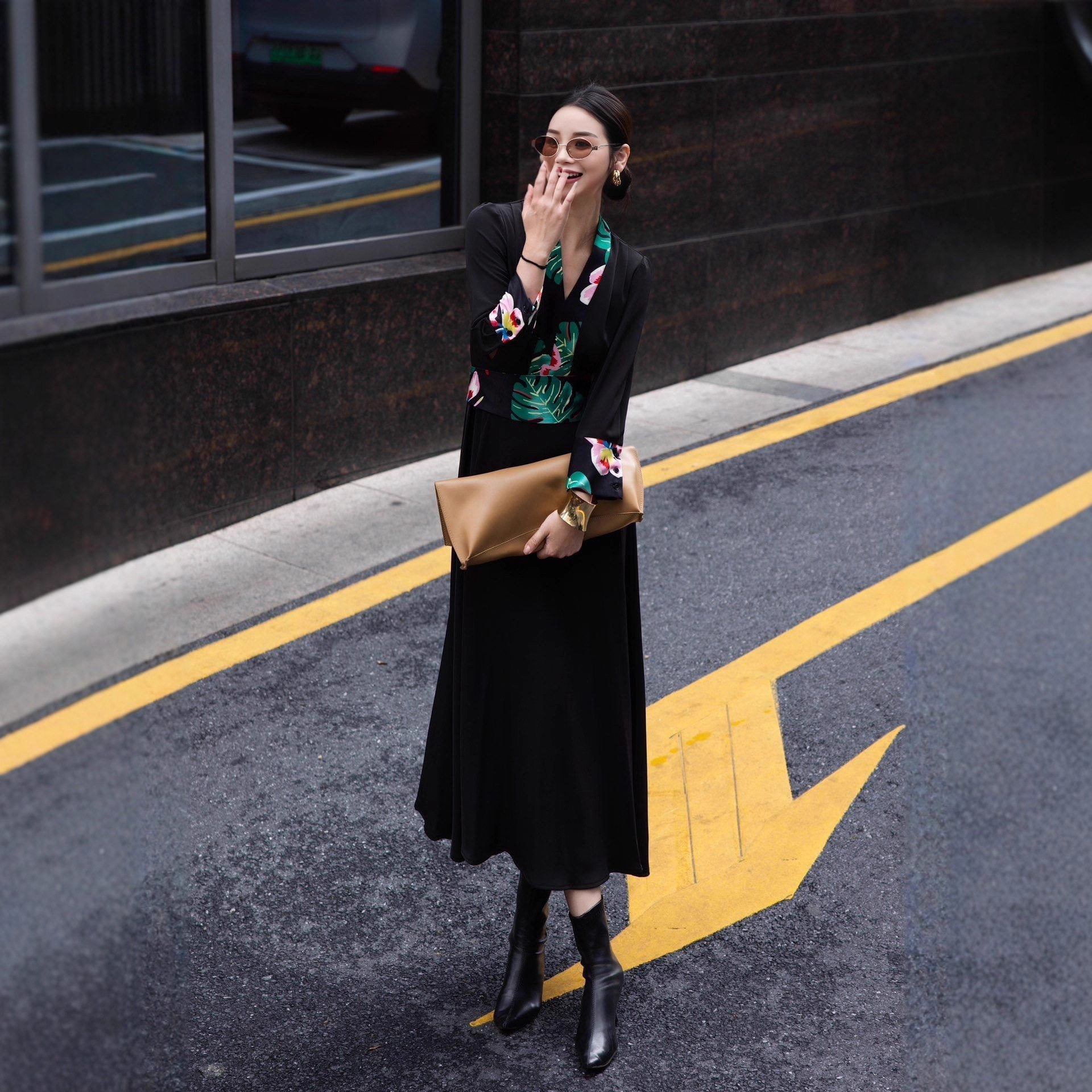 女人好闺蜜秋季新款设计感黑色V领连衣裙女收腰显瘦绑带中长裙