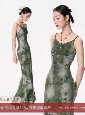 杨二大梦原创绿色竹叶串珠印花尾吊带连衣裙2026新款流行爆款