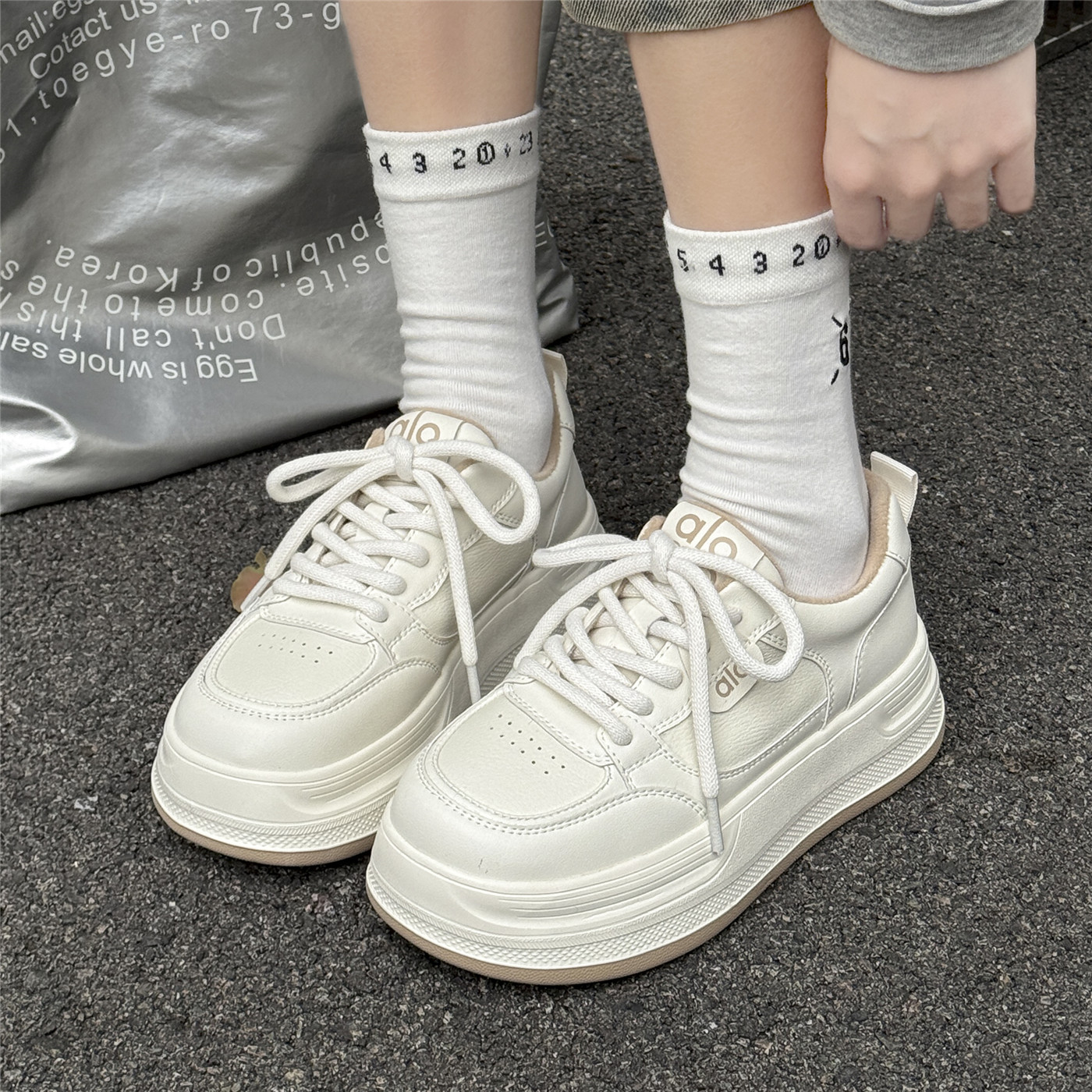 恋典轻便厚底加绒小白鞋女2025冬新款小众舒适高级感运动真皮板鞋