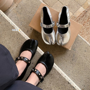 法式铆钉真皮分趾猪蹄鞋女2026春季新款芭蕾风银色平底玛丽珍单鞋