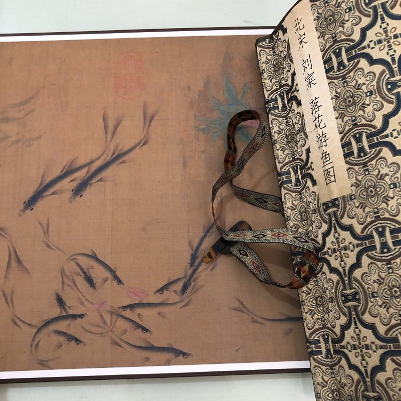 北宋刘寀 落花游鱼图 书画写生横幅国画真迹高清微喷仿古复制装饰