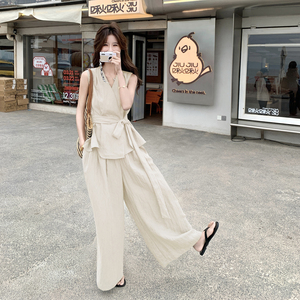 卡其色无袖背心阔腿裤女夏季2025新款又a又飒御姐两件套ootd穿搭,黑色的背心裙里面搭配图片图片