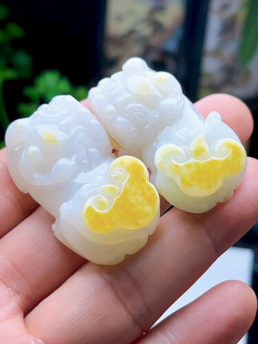 天然A货玉石皮休玉坠一对缅甸料翡翠冰底飘黄翡霸王貔貅吊坠送证