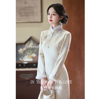 白色麂皮绒刺绣新中式连衣裙