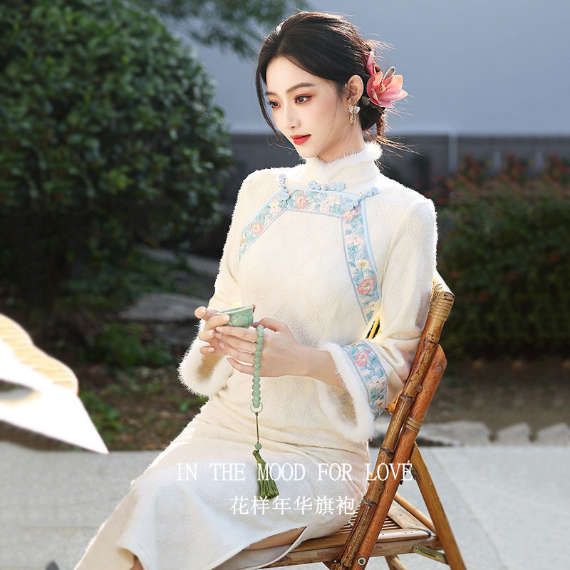 新中式白色羽毛纱刺绣礼服