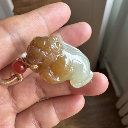 新疆和田玉糖黄玉貔貅挂件且末无瑕油膏护主神兽男女守护吊坠