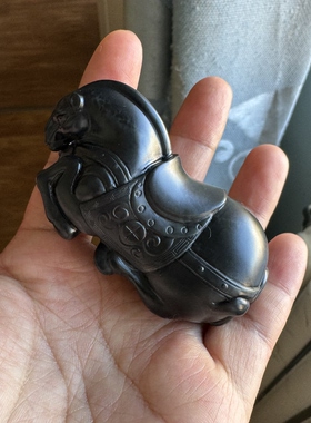 新疆和田玉青花墨玉战马挂件黑骏马漆黑如墨黑羊脂男女把件收藏