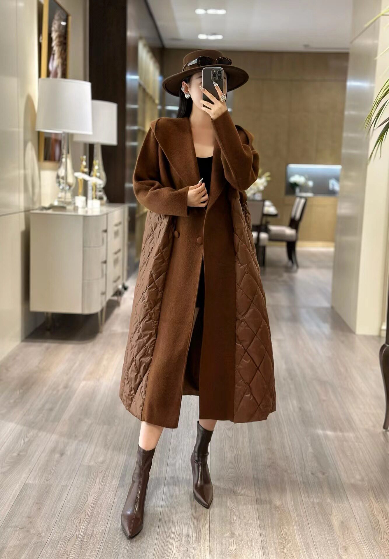 秋冬女新款设计高级感连帽浣熊绒拼接白鸭绒羽绒服中长款外套