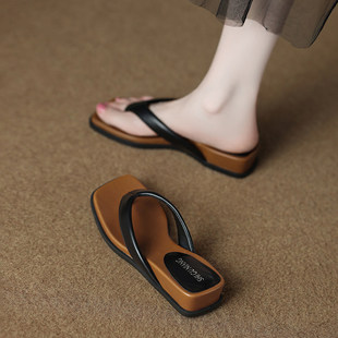 品牌鞋巨好看不累脚的半拖女士外穿2026夏天度假风夹趾时尚凉拖鞋