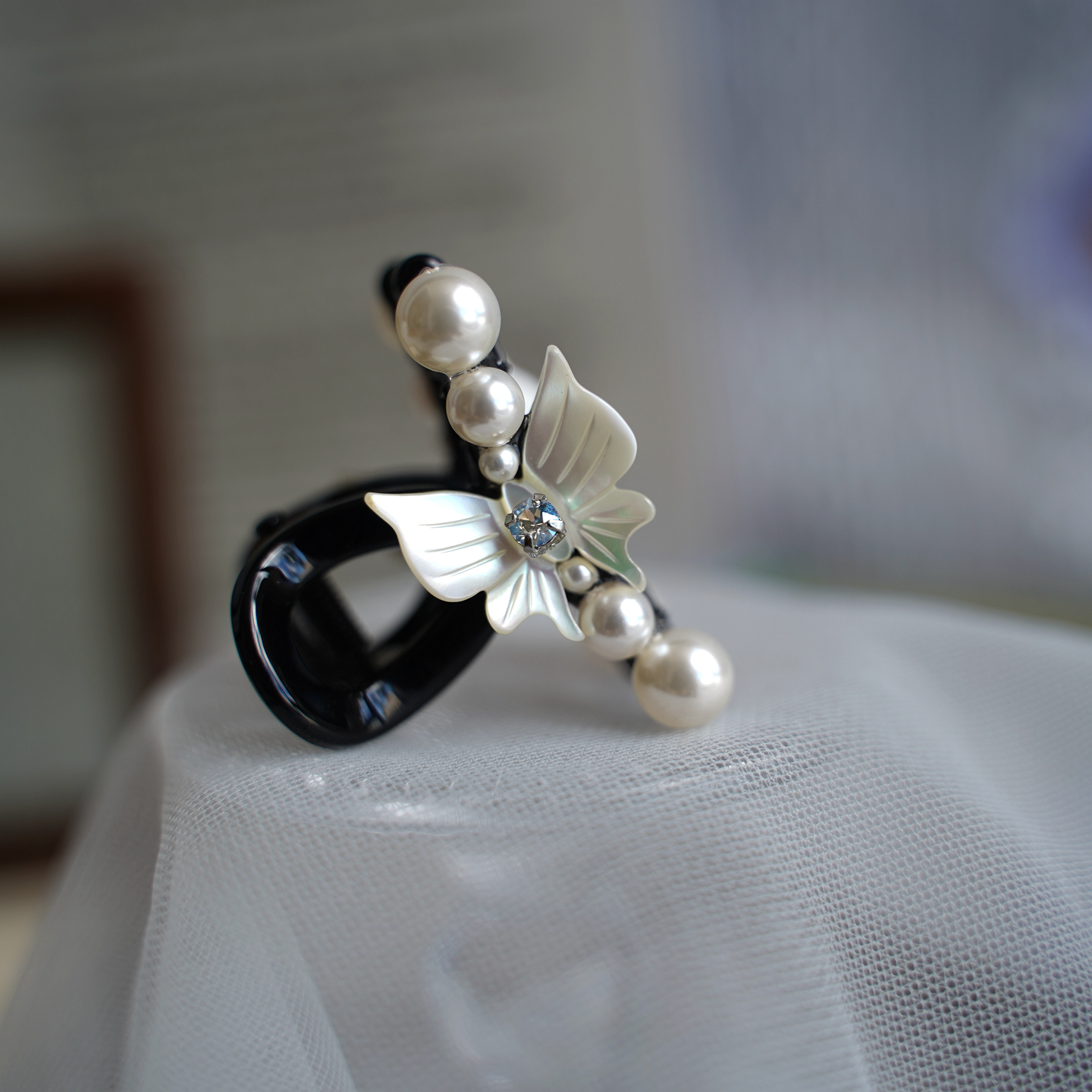 原创设计新品施家珍珠小抓夹半扎白蝶贝蝴蝶水钻鲨鱼夹高级感发饰