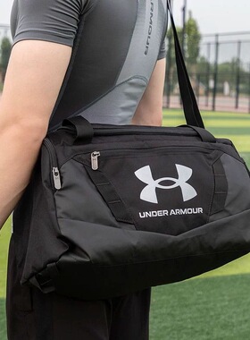 安德玛 UA大容量单肩提包运动健身训练桶包旅行包男女同款1369221