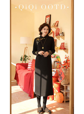 柒院微胖大码女轻奢国风新中式盘扣连衣裙2025秋冬宽松显瘦中长裙