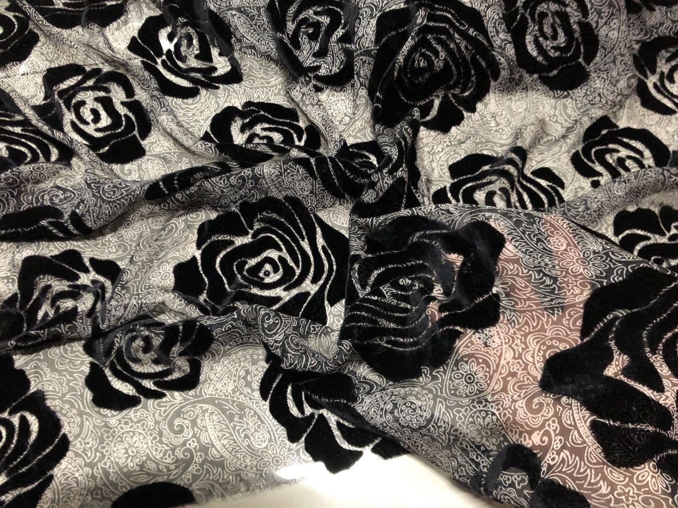 大牌黑白玫瑰印花真丝丝绒布料 真丝绒布料桑蚕丝面料 连衣裙布料