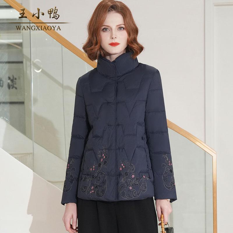 王小鸭奶奶装羽绒服女2024冬季新款高端刺绣白鸭绒中老年保暖外套
